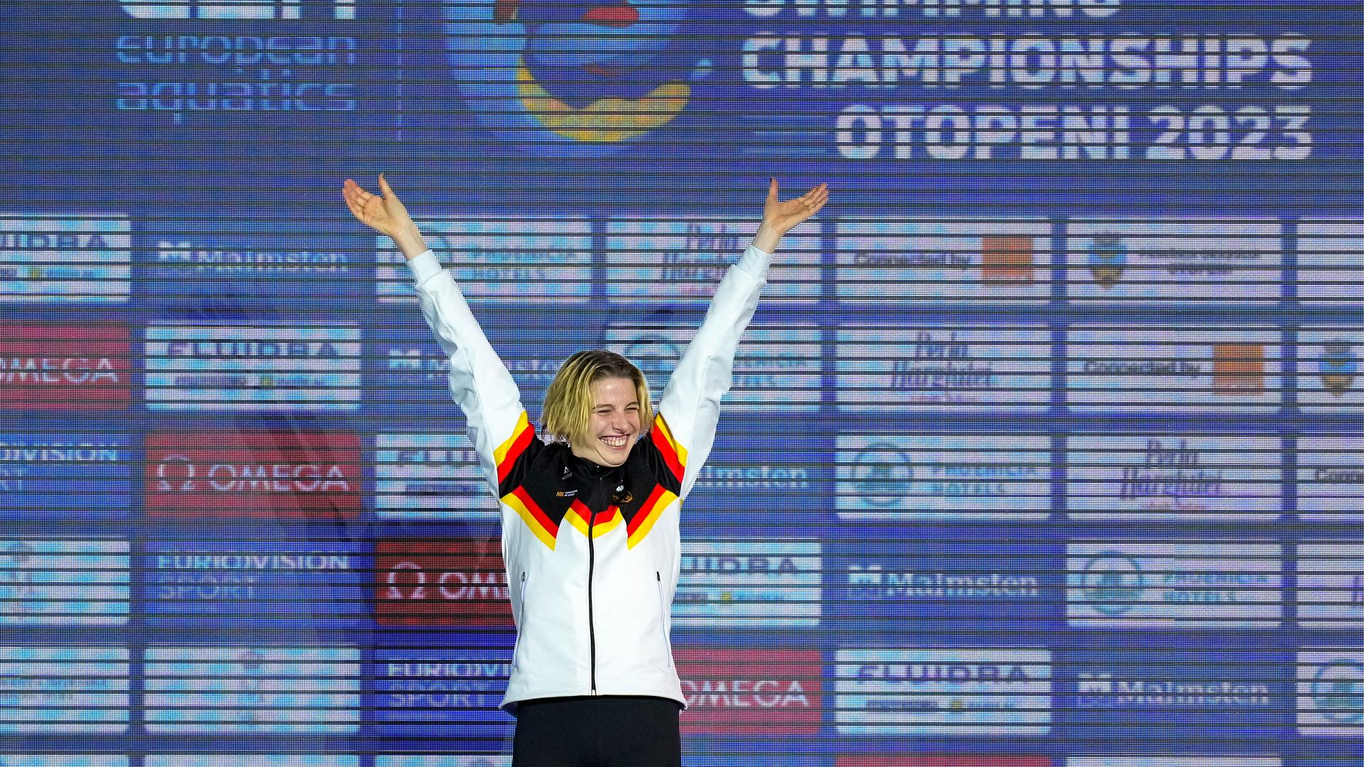 Schwimmerin Angelina Köhler freut sich über ihre Goldmedaille bei der Kurzbahn-Europameisterschaft in Rumänien.
