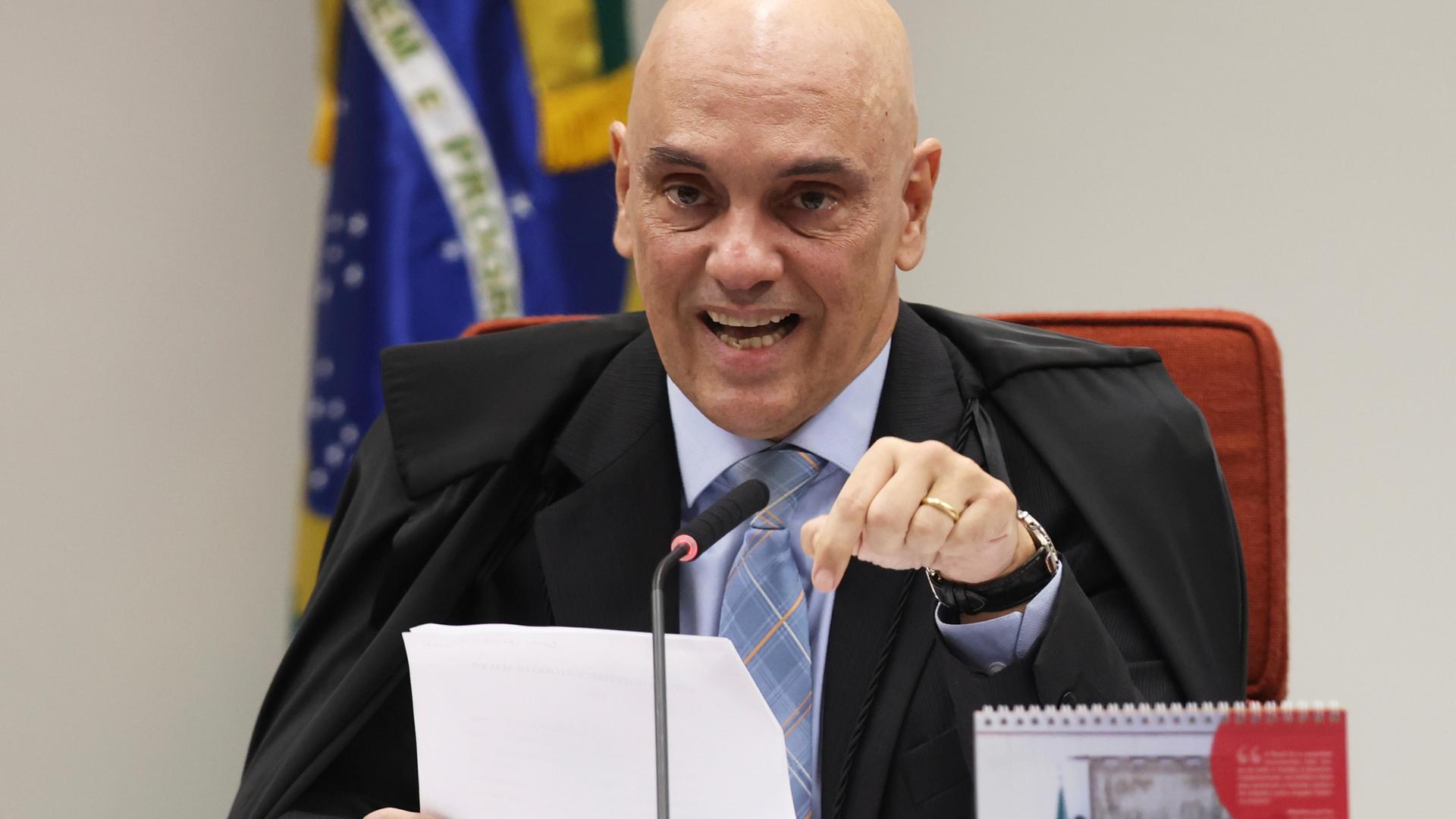 Der brasilianische Richter des Obersten Gerichtshofs Alexandre de Moraes spricht während der Vernehmungen im Prozess um einen mutmaßlichen Putschversuch nach der Abwahl des ehemaligen brasilianischen Präsidenten Bolsonaro. Der brasilianische Richter des Obersten Gerichtshofs Alexandre de Moraes spricht während der Vernehmungen im Prozess um einen mutmaßlichen Putschversuch nach der Abwahl des ehemaligen brasilianischen Präsidenten Bolsonaro.