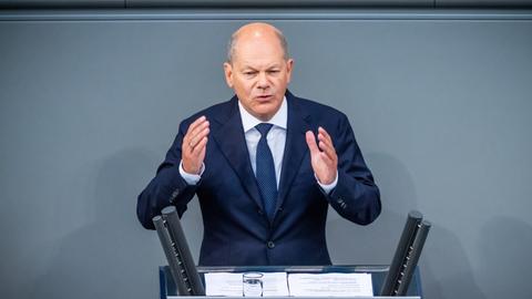 Bundeskanzler Olaf Scholz spricht bei einer Regierungserklärung zu den Gipfeltreffen von EU und NATO im Bundestag. 