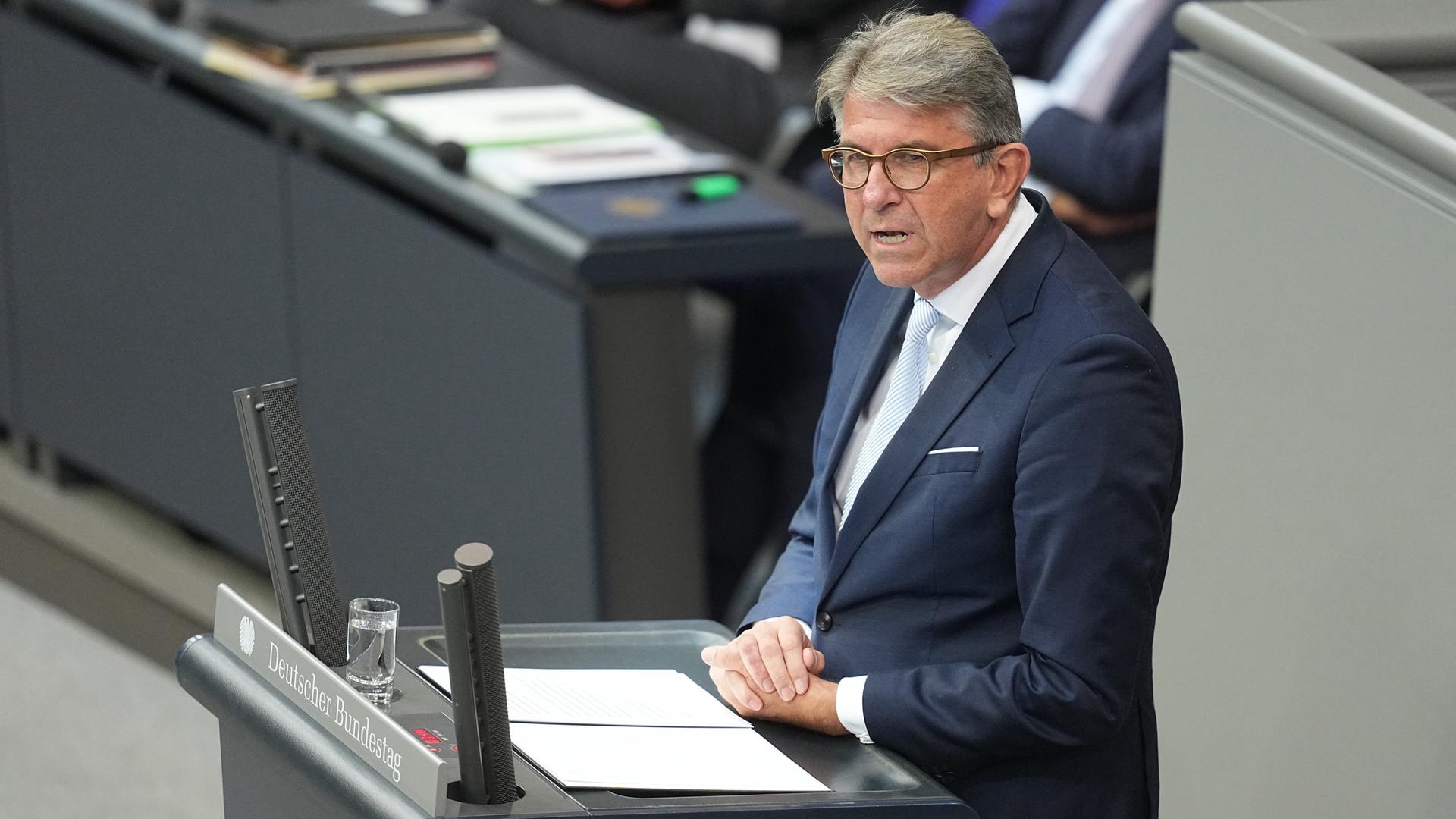 Wolfram Weimer, Staatsminister für Kultur und Medien, spricht in der Generaldebatte in der Haushaltswoche im Bundestag.