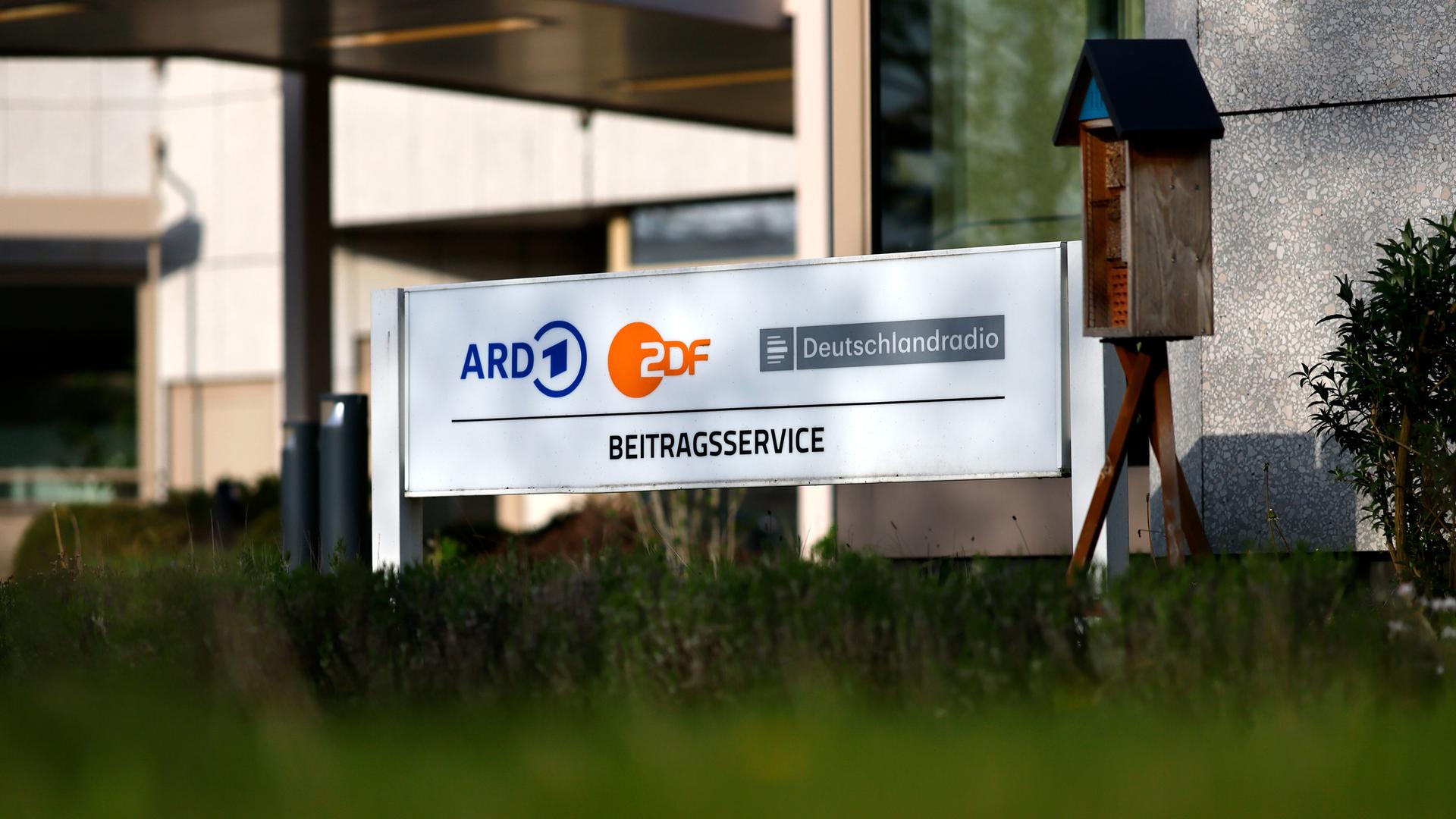 Schild des ARD ZDF Deutschlandradio Beitragsservice auf dem WDR-Gelände in Köln Bocklemünd (Symbolbild) Schild des ARD ZDF Deutschlandradio Beitragsservice auf dem WDR-Gelände in Köln Bocklemünd (Symbolbild)