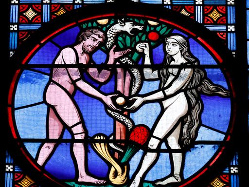 Adam und Eva begehen die "Ursünde" im Paradies: Kirchenfenster in der Basilika der französischen Stadt Paray-le-Monial.