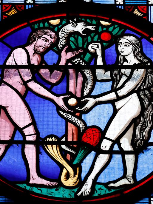 Adam und Eva begehen die "Ursünde" im Paradies: Kirchenfenster in der Basilika der französischen Stadt Paray-le-Monial.