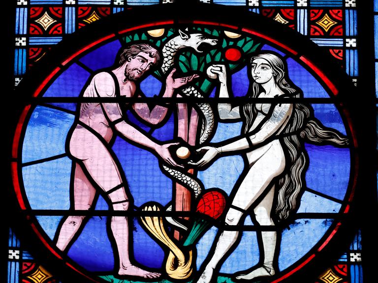 Adam und Eva begehen die "Ursünde" im Paradies: Kirchenfenster in der Basilika der französischen Stadt Paray-le-Monial.