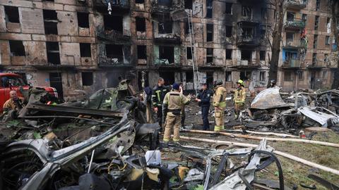 Krywyj Rih: Rettungskräfte inspizieren ein durch Raketenangriff beschädigtes mehrstöckiges Wohnhaus.