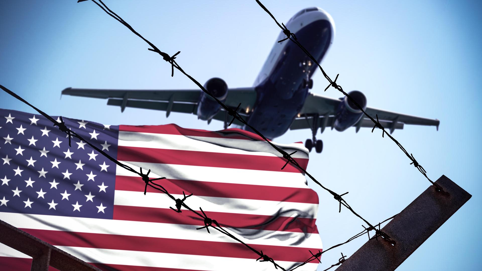Symbolbild für Abschiebungen aus den USA. Im Vordergrund Stacheldraht und die amerikanische Flagge, darüber ein startendes Flugzeug. 