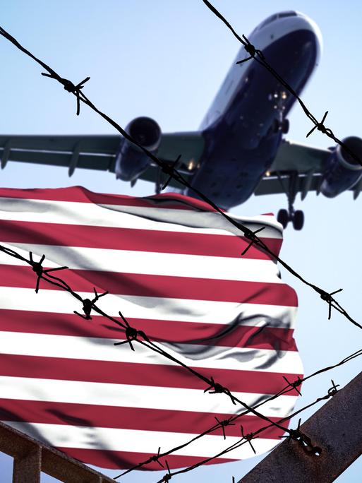Symbolbild mit einer Flagge der USA mit Stacheldraht und einem Flugzeug 