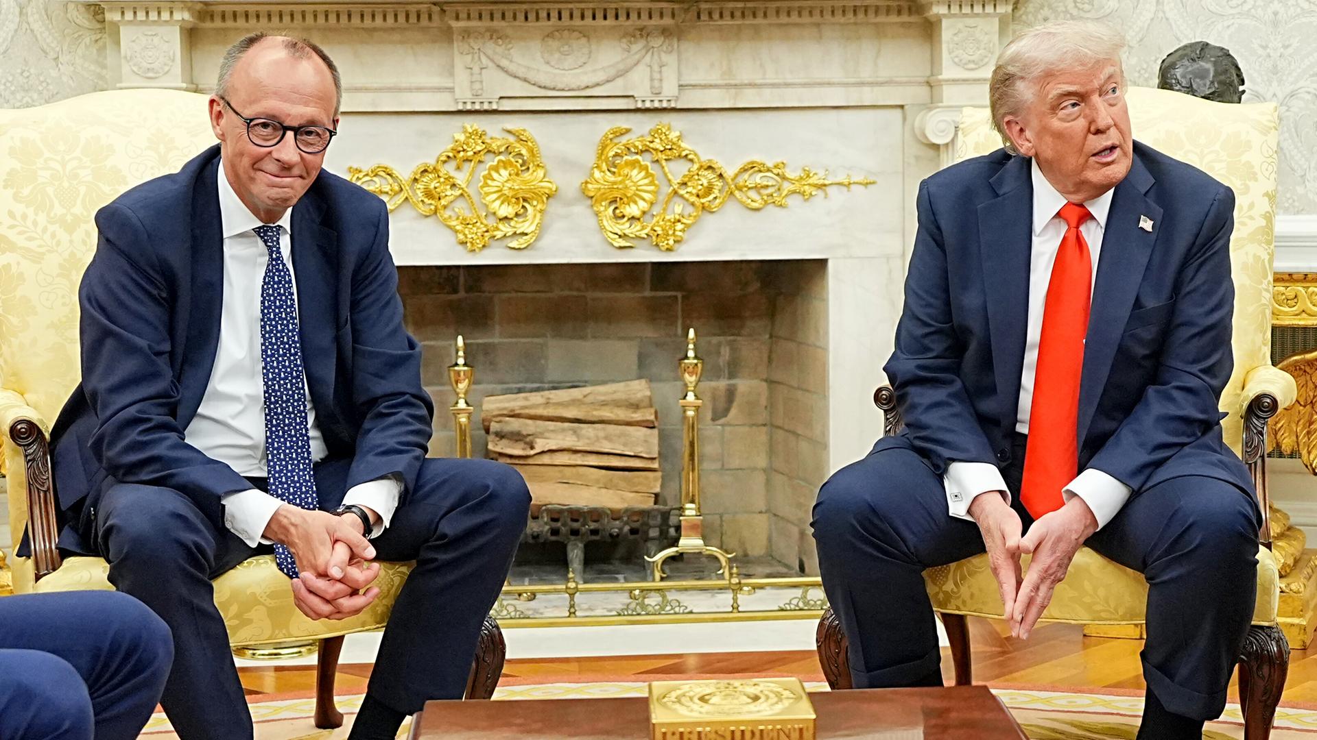 US-Präsident Donald Trump empfängt Bundeskanzler Friedrich Merz im Oval Office im Weißen Haus. Beide sitzen auf goldenen Stühlen. US-Präsident Donald Trump empfängt Bundeskanzler Friedrich Merz im Oval Office im Weißen Haus. Beide sitzen auf goldenen Stühlen.