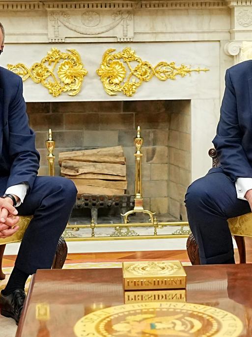 US-Präsident Donald Trump empfängt Bundeskanzler Friedrich Merz im Oval Office im Weißen Haus. Beide sitzen auf goldenen Stühlen.