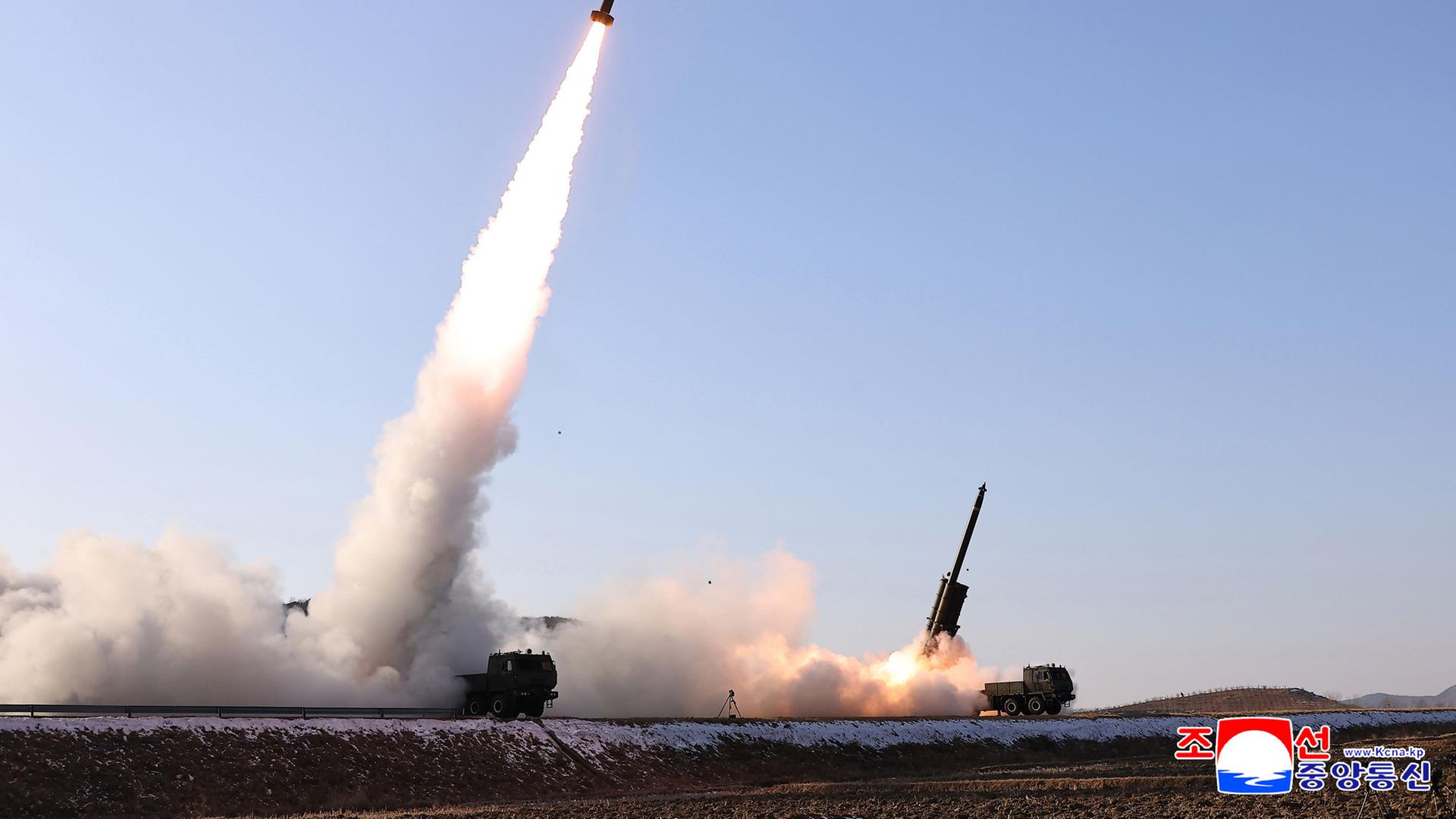 Die von der staatlichen nordkoreanischen Nachrichtenagentur KCNA zur Verfügung gestellte Aufnahme zeigt nach Angaben von KCNA den Test von ballistischen Raketen an einem nicht genannten Ort. Die von der staatlichen nordkoreanischen Nachrichtenagentur KCNA zur Verfügung gestellte Aufnahme zeigt nach Angaben von KCNA den Test von ballistischen Raketen an einem nicht genannten Ort.