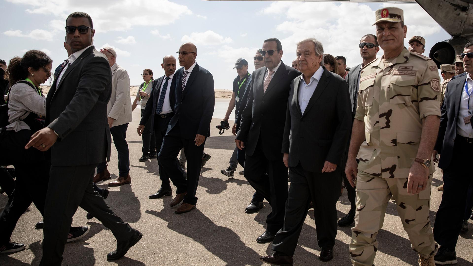 20.10.2023, Ägypten, Arish: Antonio Guterres (M), Generalsekretär der Vereinten Nationen, kommt vor seinem Besuch des Grenzübergangs Rafah zwischen Ãgypten und dem Gazastreifen am internationalen Flughafen El Arish an. Ihn begleiten Sicherheitsleute und Militärs. 20.10.2023, Ägypten, Arish: Antonio Guterres (M), Generalsekretär der Vereinten Nationen, kommt vor seinem Besuch des Grenzübergangs Rafah zwischen Ãgypten und dem Gazastreifen am internationalen Flughafen El Arish an. Ihn begleiten Sicherheitsleute und Militärs.