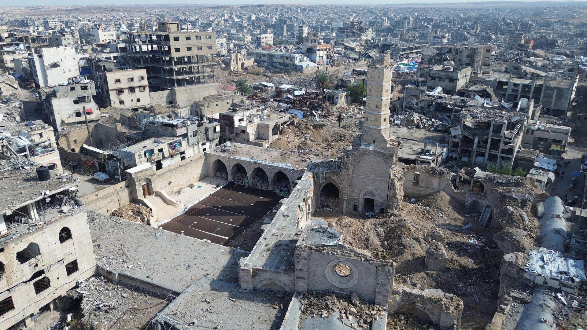 Drohnenaufnahmen der beschädigten Moschee inmitten schwerer Verwüstung. Drohnenaufnahmen der beschädigten Moschee inmitten schwerer Verwüstung.