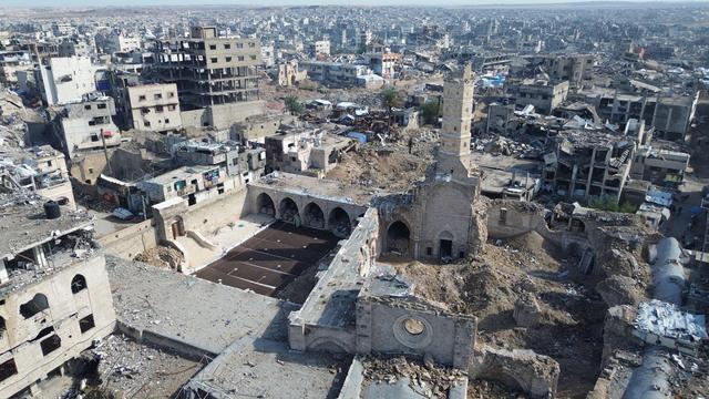 Drohnenaufnahmen der beschädigten Moschee inmitten schwerer Verwüstung.