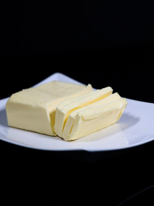 Eine Butter auf einem Teller
