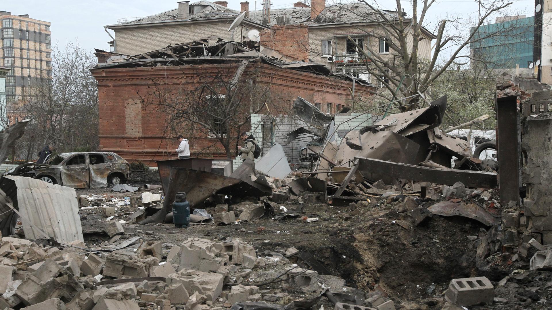 Ein Krater an der Stelle, an der vorher in Dnipro eine Garage stand.