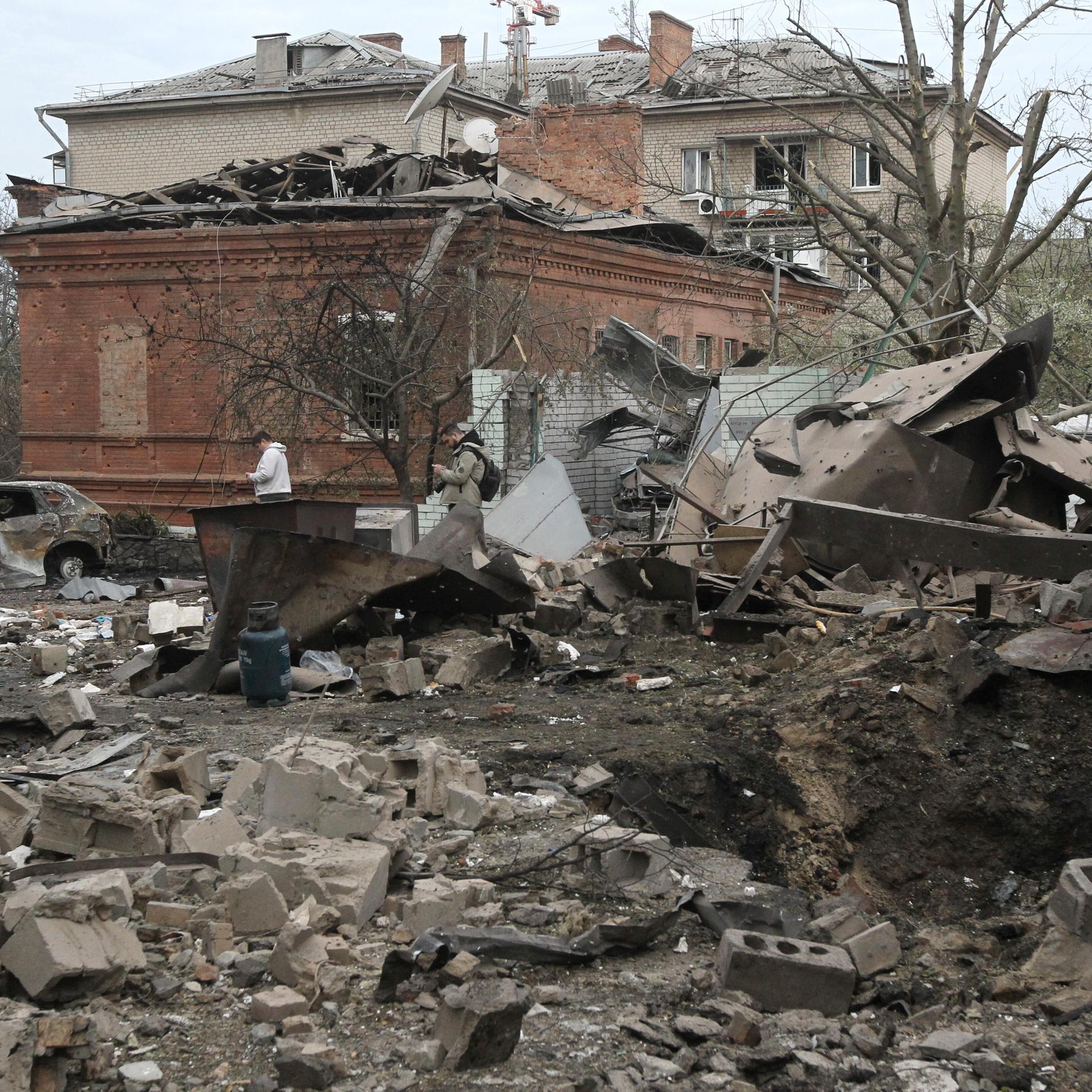 Ein Krater an der Stelle, an der vorher in Dnipro eine Garage stand.