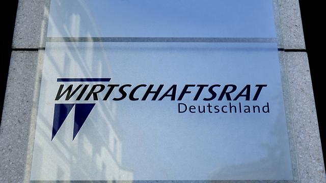 Das Bild zeigt das Logo des Wirtschaftsrats Deutschland. Der Schriftzug steht auf einer Glastafel, die an einer Fassade montiert ist.