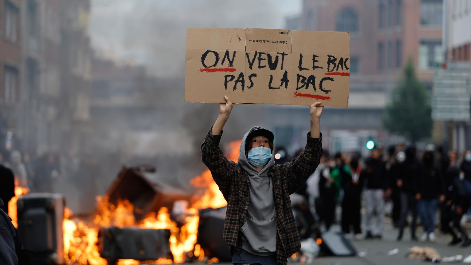 Frankreich, Lille: Ein Schüler hält während einer Demonstration für mehr Mittel und mehr Personal an der Schule ein Schild mit der Aufschrift "Wir wollen das BAC (Abitur), nicht die BAC (Einheiten zur Verbrechensbekämpfung)»"hoch. Frankreich, Lille: Ein Schüler hält während einer Demonstration für mehr Mittel und mehr Personal an der Schule ein Schild mit der Aufschrift "Wir wollen das BAC (Abitur), nicht die BAC (Einheiten zur Verbrechensbekämpfung)»"hoch.