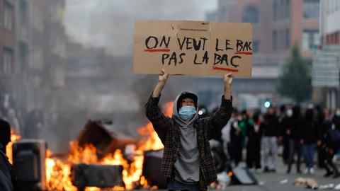 Frankreich, Lille: Ein Schüler hält während einer Demonstration für mehr Mittel und mehr Personal an der Schule ein Schild mit der Aufschrift "Wir wollen das BAC (Abitur), nicht die BAC (Einheiten zur Verbrechensbekämpfung)»"hoch. 