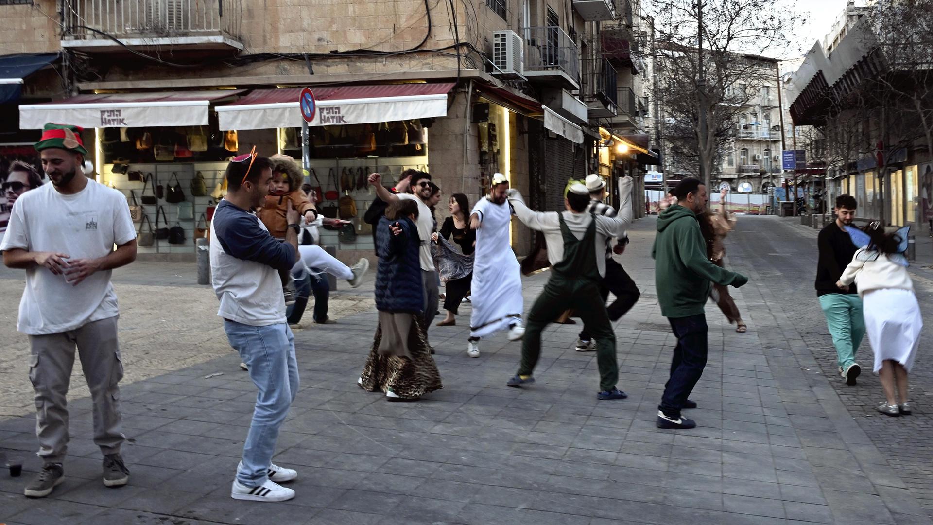 Einige Menschen tragen Kostüme und feiern das Purim-Fest in Jerusalem.