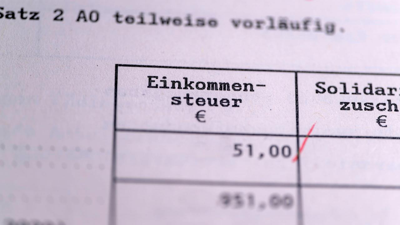 Ein Einkommensteuerbescheid vom Finanzamt. Hinter der Einkommensteuer ist ein roter Haken gesetzt.