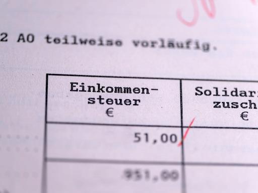 Ein Einkommensteuerbescheid vom Finanzamt. Hinter der Einkommensteuer ist ein roter Haken gesetzt.