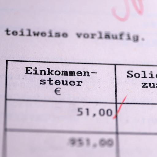 Ein Einkommensteuerbescheid vom Finanzamt. Hinter der Einkommensteuer ist ein roter Haken gesetzt.