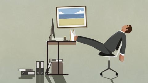 Illustration: Ein erschöpfter Mann legt im Büro seine Füße auf den Tisch, davor stehen Akten auf dem Boden.