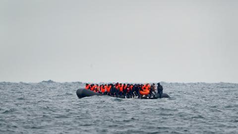 Ein Schlauchboot mit Flüchtlingen im Ärmelkanal.