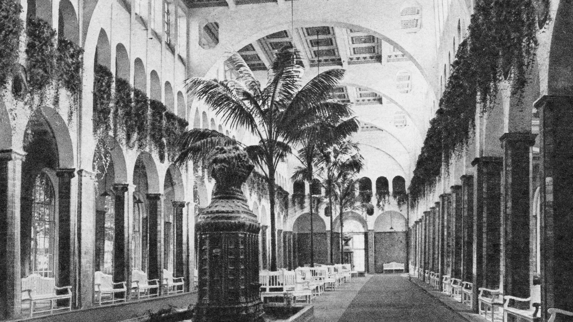 Historischer Blick in eine Wandelhalle im Kurort Bad Kissingen, ca. 1943 Historischer Blick in eine Wandelhalle im Kurort Bad Kissingen, ca. 1943