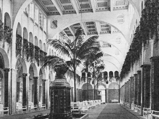 Historischer Blick in eine Wandelhalle im Kurort Bad Kissingen, ca. 1943
