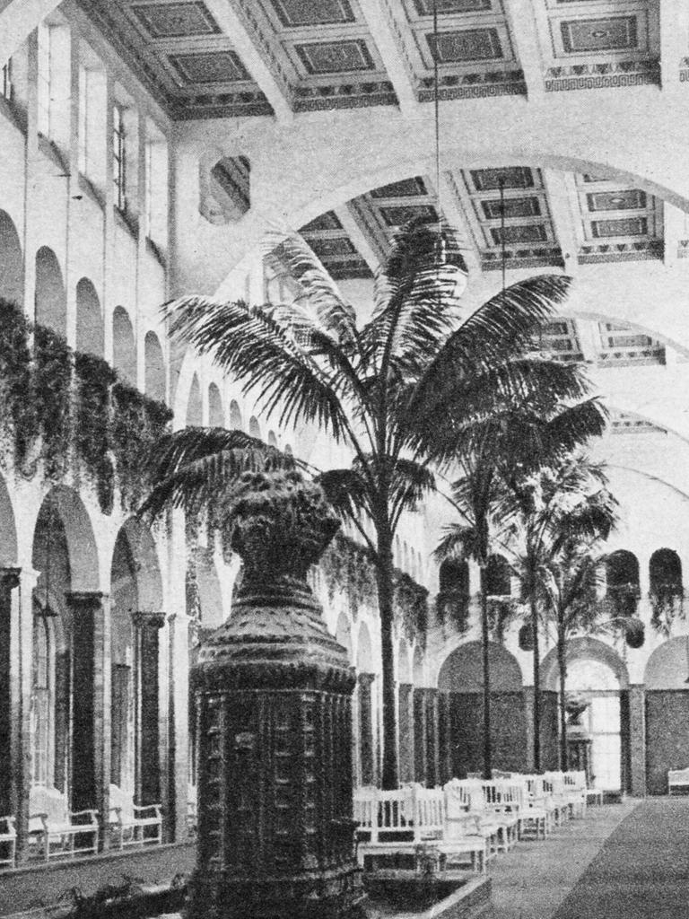 Historischer Blick in eine Wandelhalle im Kurort Bad Kissingen, ca. 1943