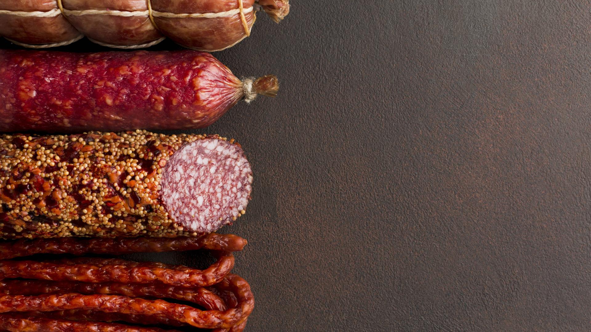 Vier verschiedene Hartwürste liegen untereinander.