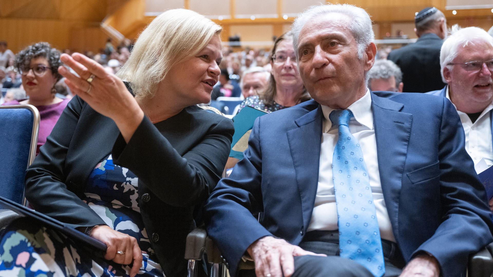 Hessen, Frankfurt/Main: Bundesinnenministerin Nancy Faeser (l, SPD) sitzt neben Salomon Korn, Vorstandsvorsitzender der Jüdischen Gemeinde Frankfurt beim Festakt anlässlich des 75. Jahrestages der Wiederbegründung der Jüdischen Gemeinde Frankfurt. Hessen, Frankfurt/Main: Bundesinnenministerin Nancy Faeser (l, SPD) sitzt neben Salomon Korn, Vorstandsvorsitzender der Jüdischen Gemeinde Frankfurt beim Festakt anlässlich des 75. Jahrestages der Wiederbegründung der Jüdischen Gemeinde Frankfurt.