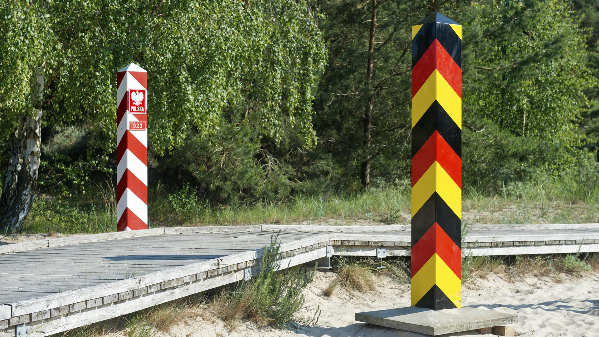 Fußgänger- und Fahrradweg mit deutschem und polnischem Grenzpfahl entlang der deutsch-polnischen Grenze bei Ahlbeck, Insel Usedom, Mecklenburg-Vorpommern, Deutschland