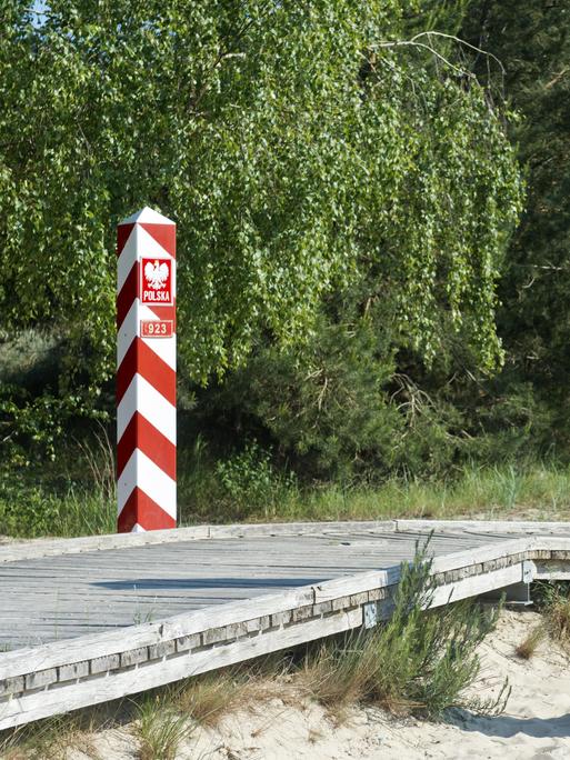 Fußgänger- und Fahrradweg mit deutschem und polnischem Grenzpfahl entlang der deutsch-polnischen Grenze bei Ahlbeck, Insel Usedom, Mecklenburg-Vorpommern, Deutschland Fußgänger- und Fahrradweg mit deutschem und polnischem Grenzpfahl entlang der deutsch-polnischen Grenze bei Ahlbeck, Insel Usedom, Mecklenburg-Vorpommern, Deutschland