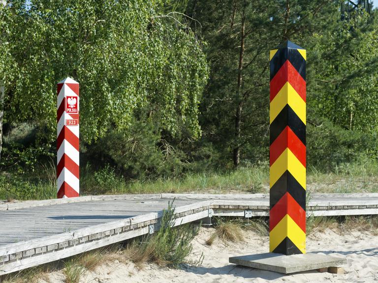 Fußgänger- und Fahrradweg mit deutschem und polnischem Grenzpfahl entlang der deutsch-polnischen Grenze bei Ahlbeck, Insel Usedom, Mecklenburg-Vorpommern, Deutschland Fußgänger- und Fahrradweg mit deutschem und polnischem Grenzpfahl entlang der deutsch-polnischen Grenze bei Ahlbeck, Insel Usedom, Mecklenburg-Vorpommern, Deutschland