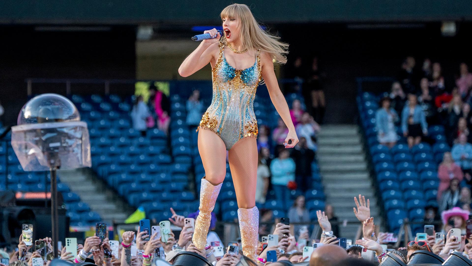 Die US-Sängerin Taylor Swift auf der Bühne im Murrayfield Stadium in Edinburgh.