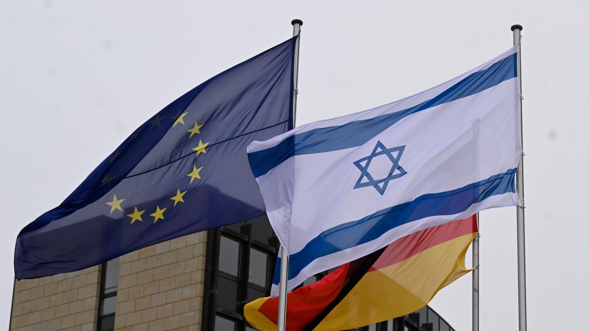 Flaggen Deutschland, EU und Israel vor dem Landtag
