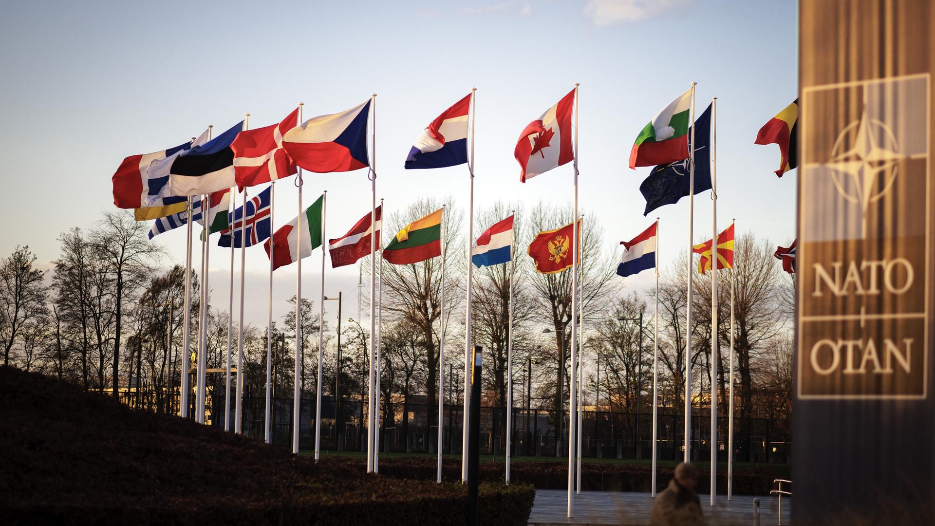 Impression von wehenden Flaggen vor dem NATO-Hauptquartier in Büessel