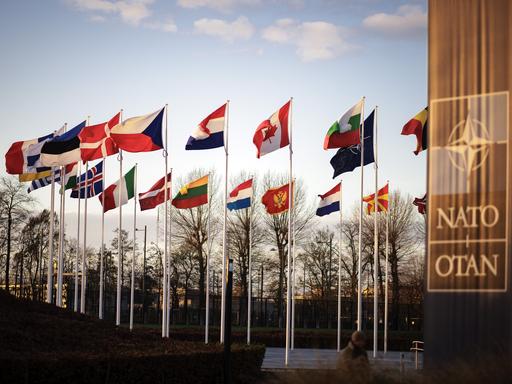 Impression von wehenden Flaggen vor dem NATO-Hauptquartier in Bruessel