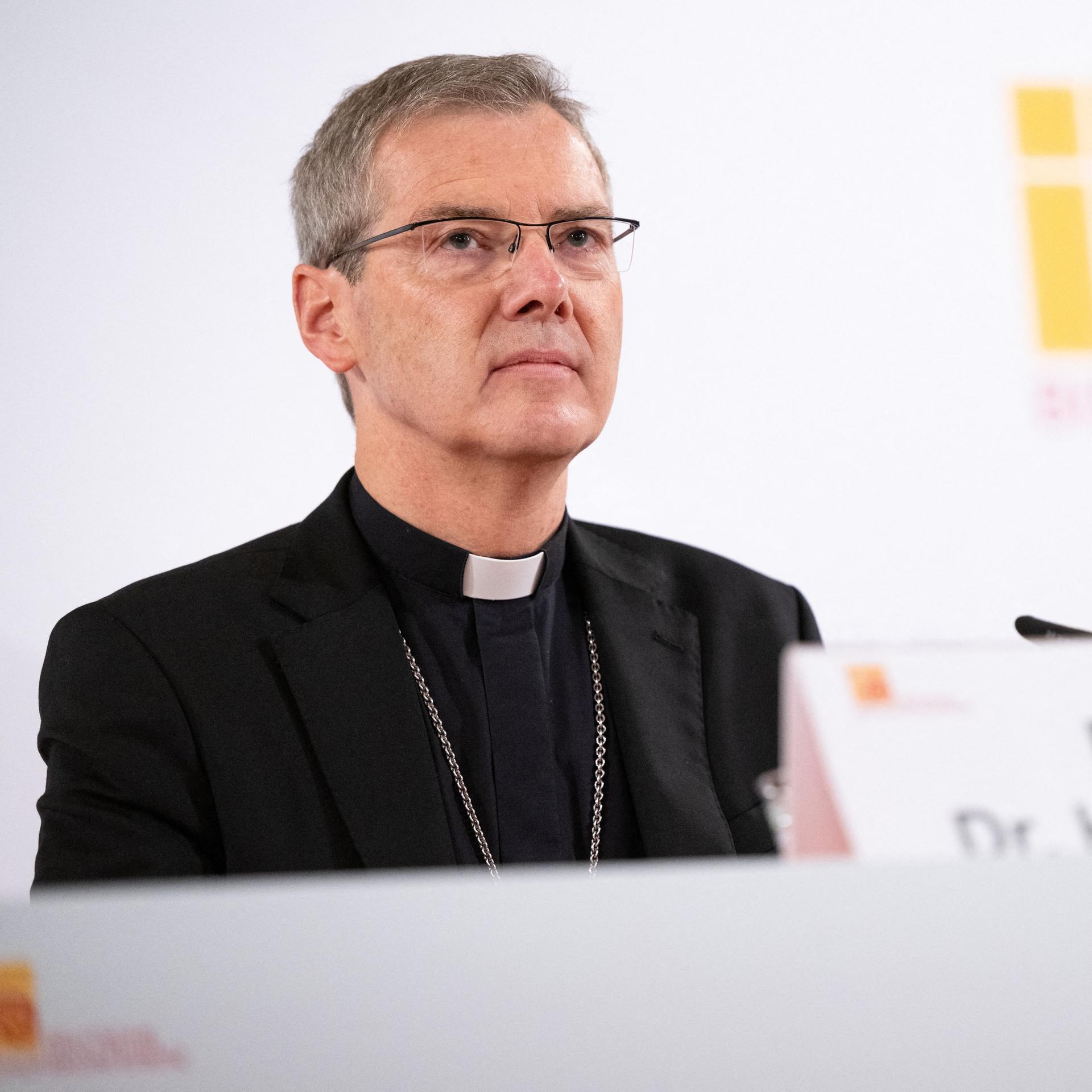 Hessen, Fulda: Heiner Wilmer, Bischof von Münster und Vorsitzender der Deutschen Bischofskonferenz, spricht während der Abschlusspressekonferenz der Herbstvollversammlung. 