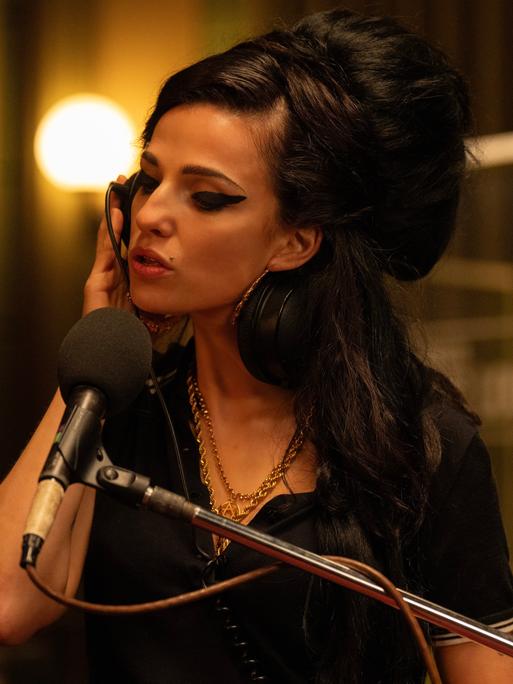 In der Filmbiographie „Back to Black“ spielt Marisa Abela die legendäre Sängerin Amy Winehouse.