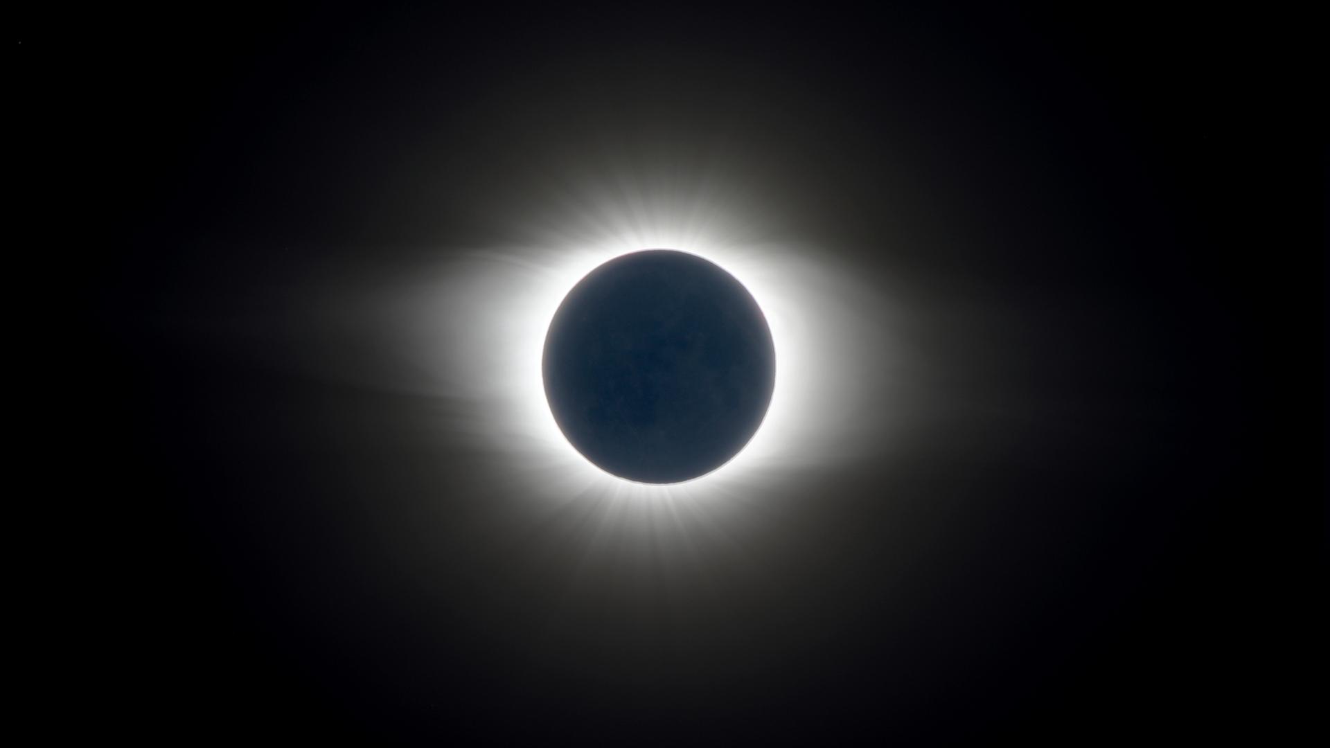 Das Bild zeigt eine Sonnenfinsternis Das Bild zeigt eine Sonnenfinsternis
