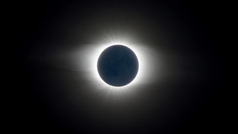 Das Bild zeigt eine Sonnenfinsternis