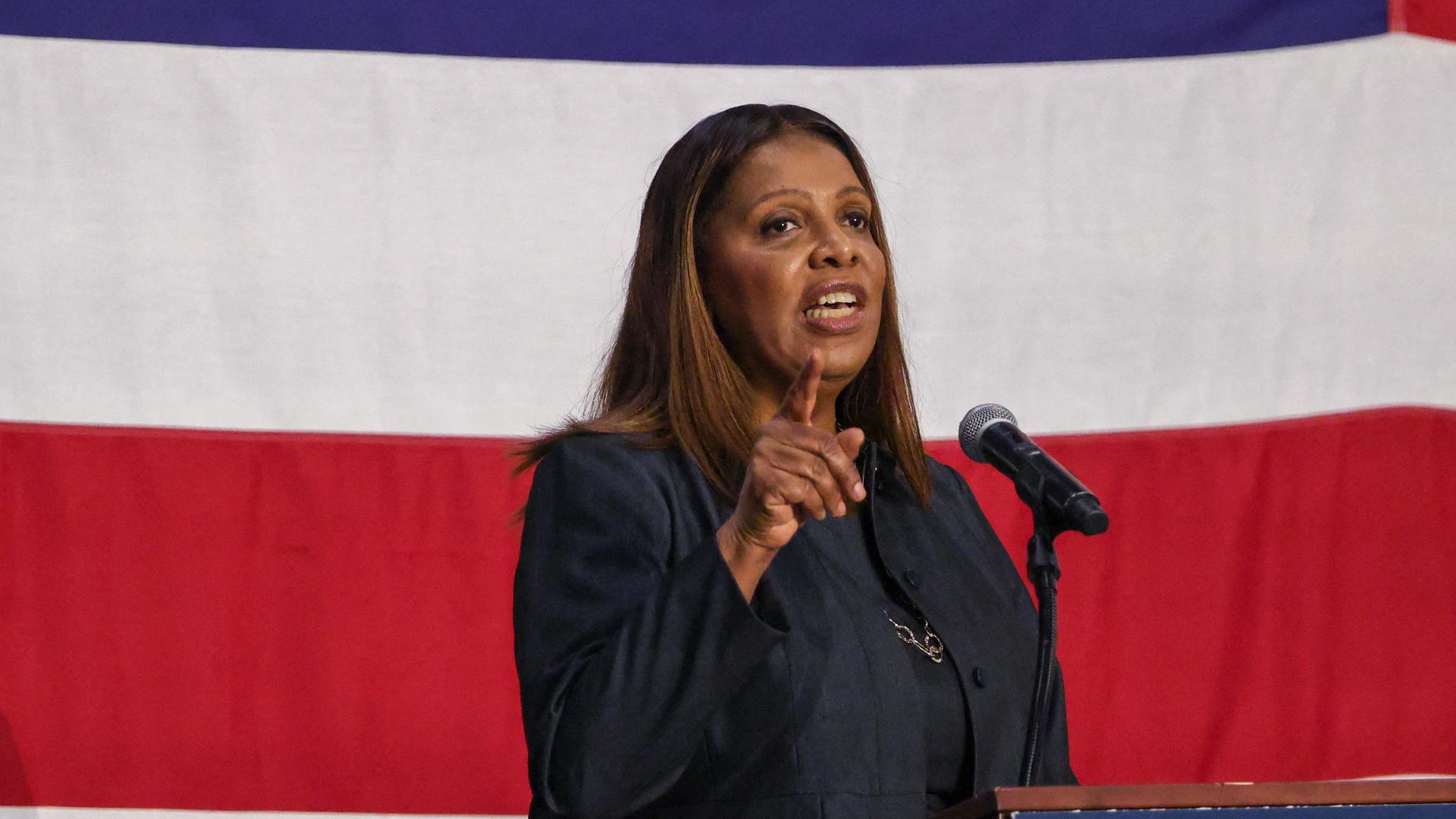 Die New Yorker Generalstaatsanwältin Letitia James steht vor einem Mikrofon. Die New Yorker Generalstaatsanwältin Letitia James steht vor einem Mikrofon.