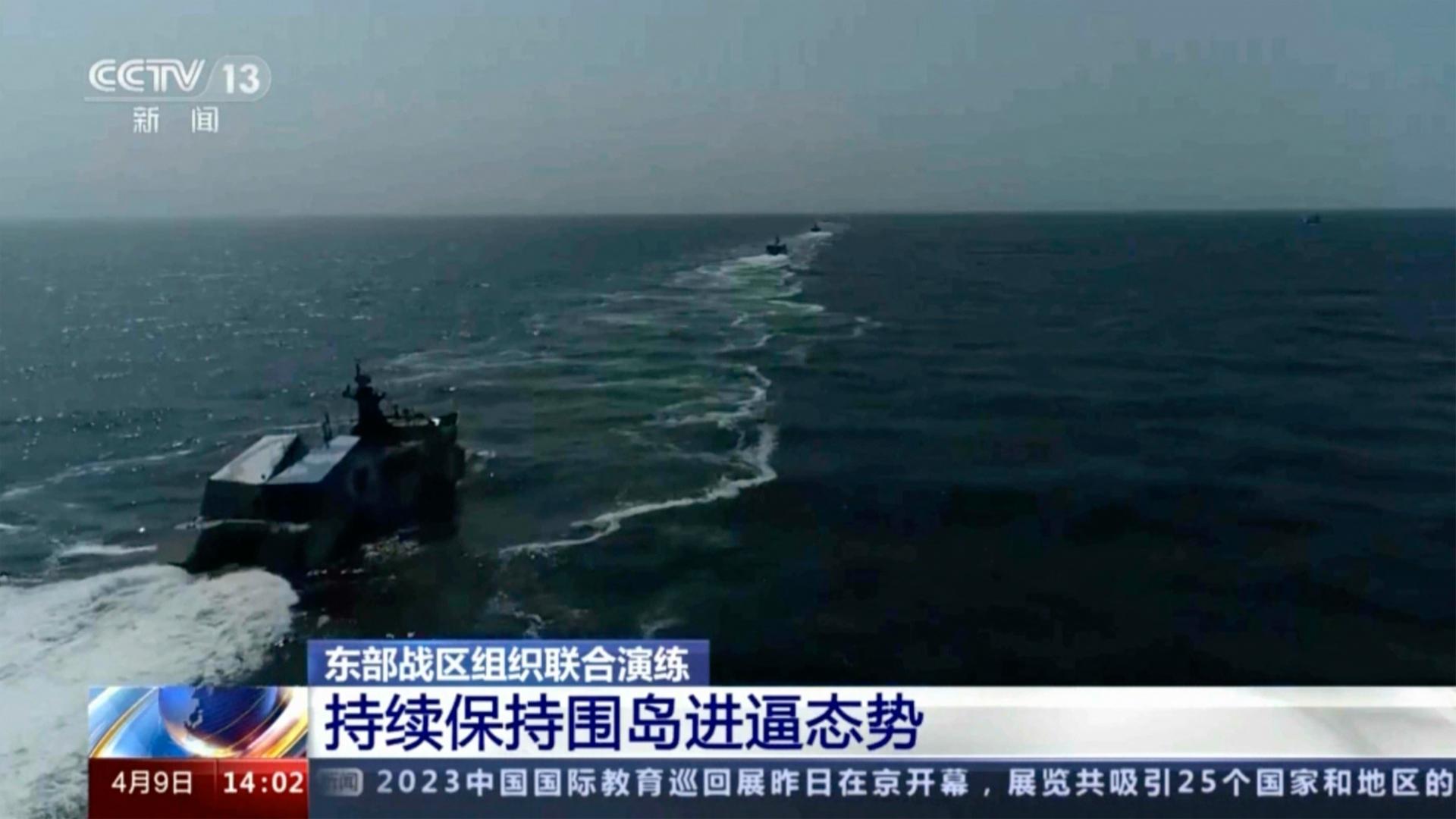 Der Ausschnitt aus einer Liveübertragung des chinesischen Staatsfernsehens zeigt mehrere chinesische Kriegsschiffe während des Manövers in der Straße von Taiwan.
