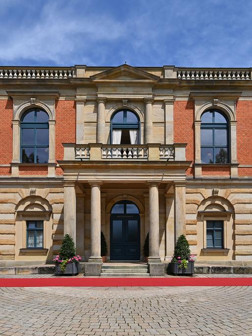 Aussenaufnahme des Eingangsbereichs des Festspielhauses in Bayreuth.