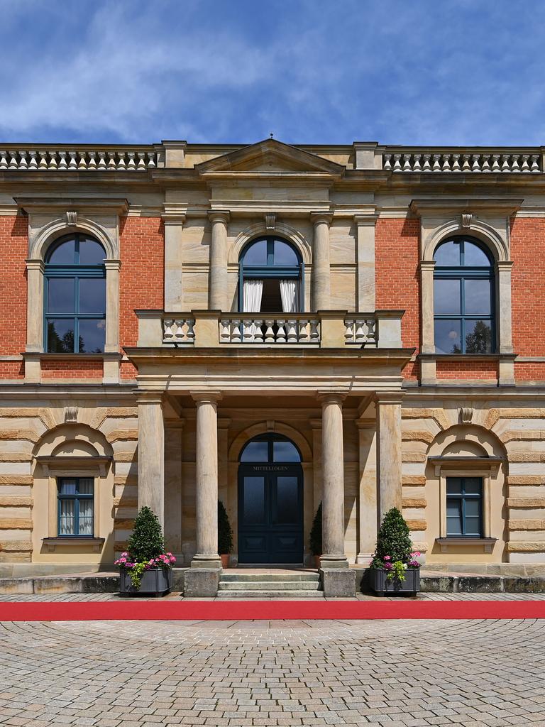 Aussenaufnahme des Eingangsbereichs des Festspielhauses in Bayreuth. Aussenaufnahme des Eingangsbereichs des Festspielhauses in Bayreuth.