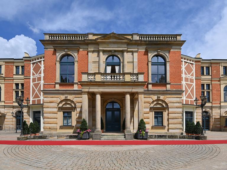 Aussenaufnahme des Eingangsbereichs des Festspielhauses in Bayreuth.